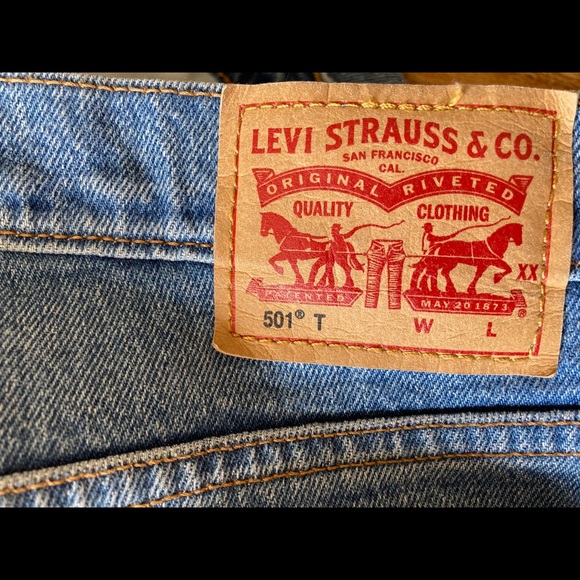 Levi’s Women’s 501 Tapered Jean - Picture 4 of 8